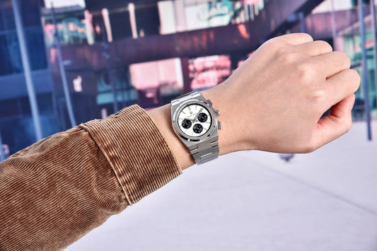 Elegant Quartz Men's Watch with Chronograph Functionality