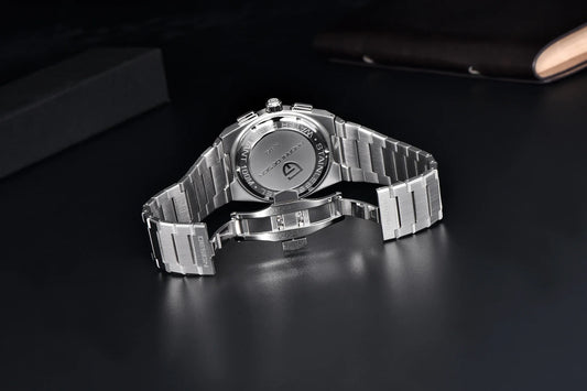 Elegant Quartz Men's Watch with Chronograph Functionality